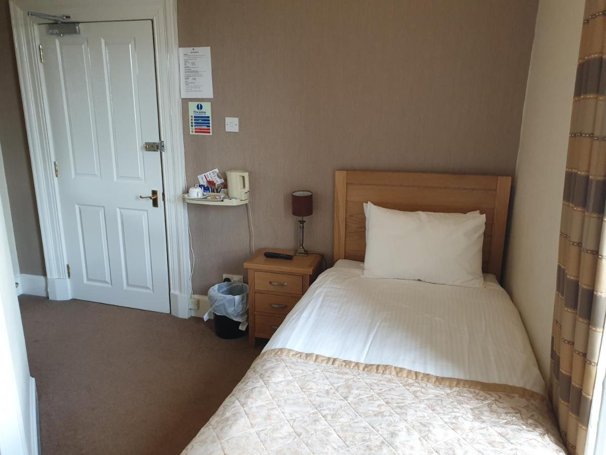 Commercial Hotel *