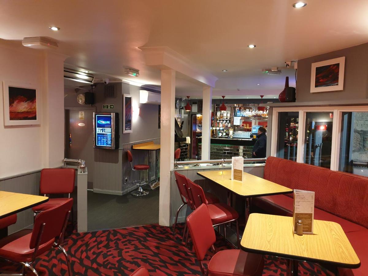 Commercial Hotel *