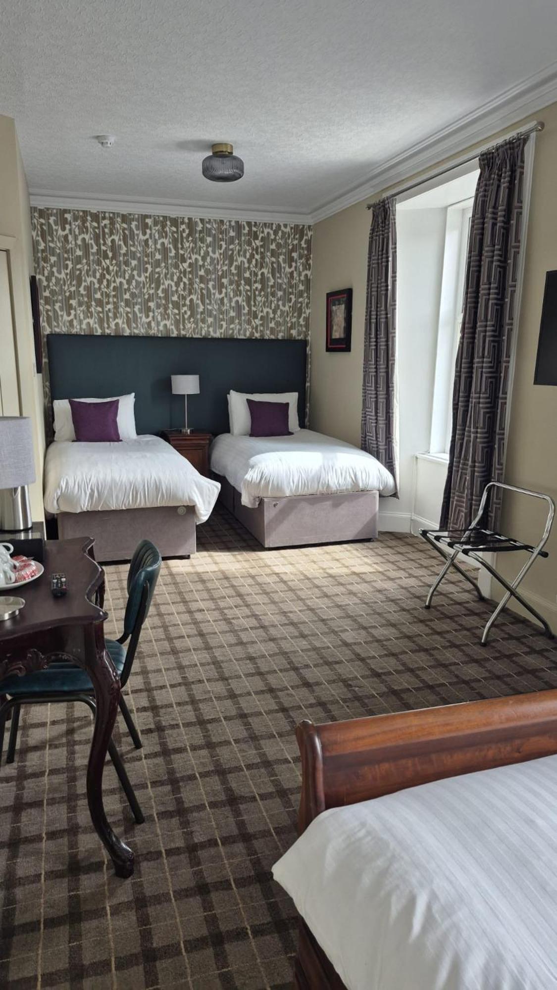 Commercial Hotel *